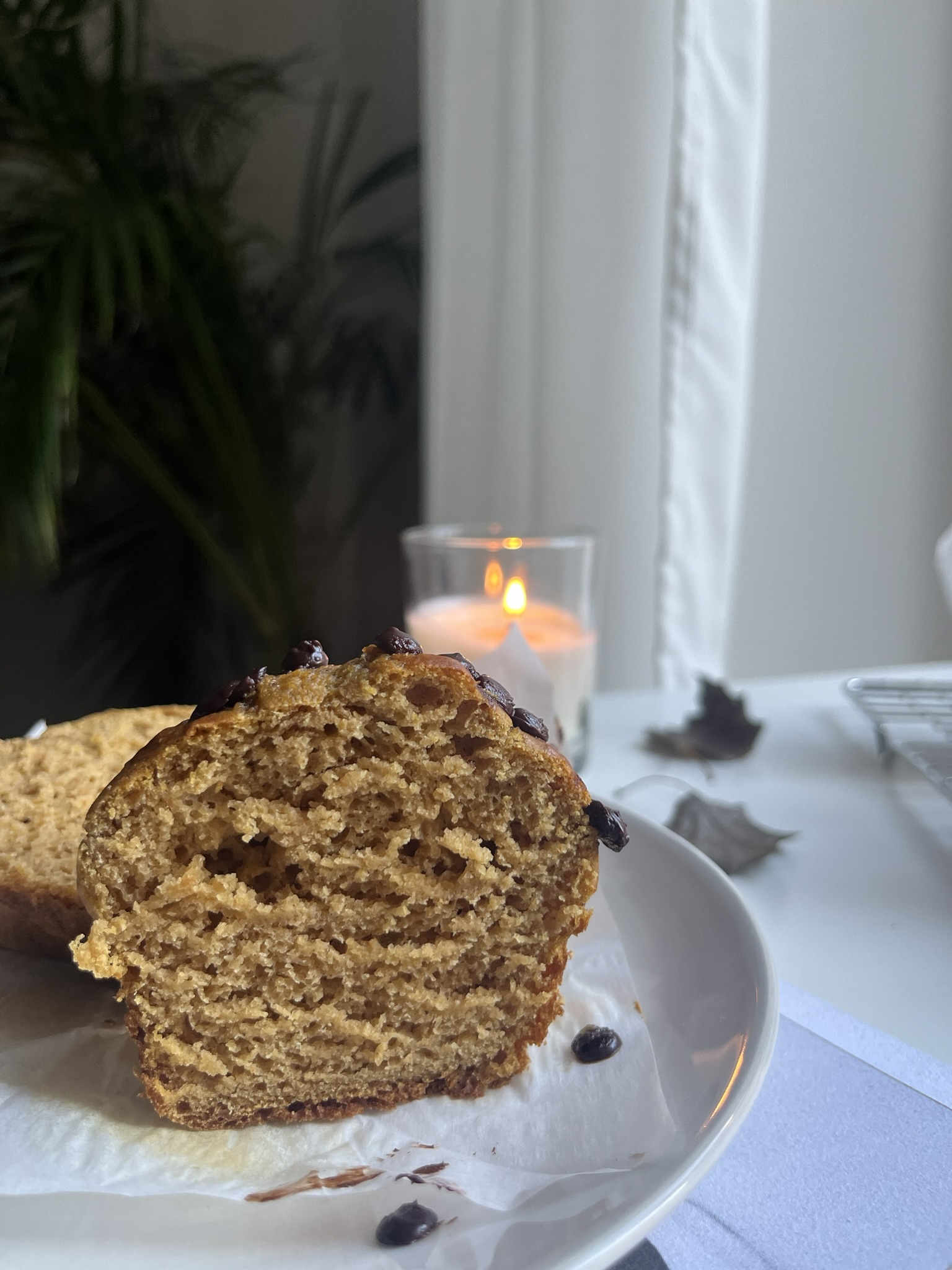 muffin de calabaza cortado por la mitad