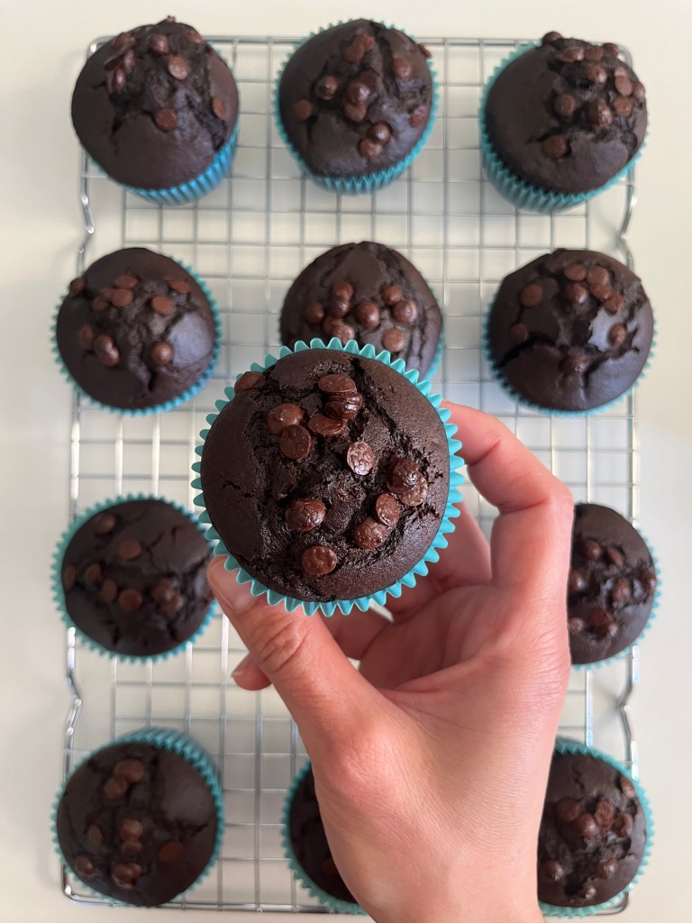 Magdalenas de algarroba sobre una rejilla