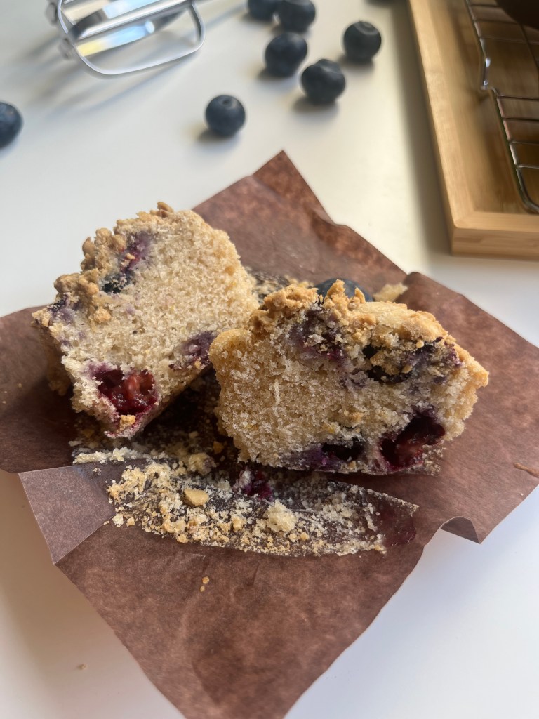 Muffin vegano con arándanos por dentro